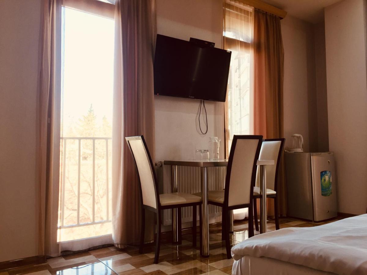 Hotel Tourist Tbilisi ภายนอก รูปภาพ